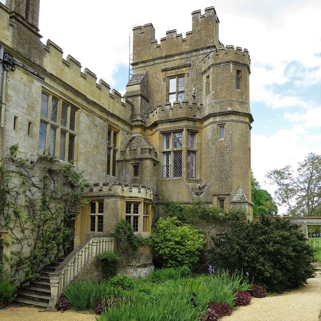 Go Cotswolds provides day tours of the Cotswolds